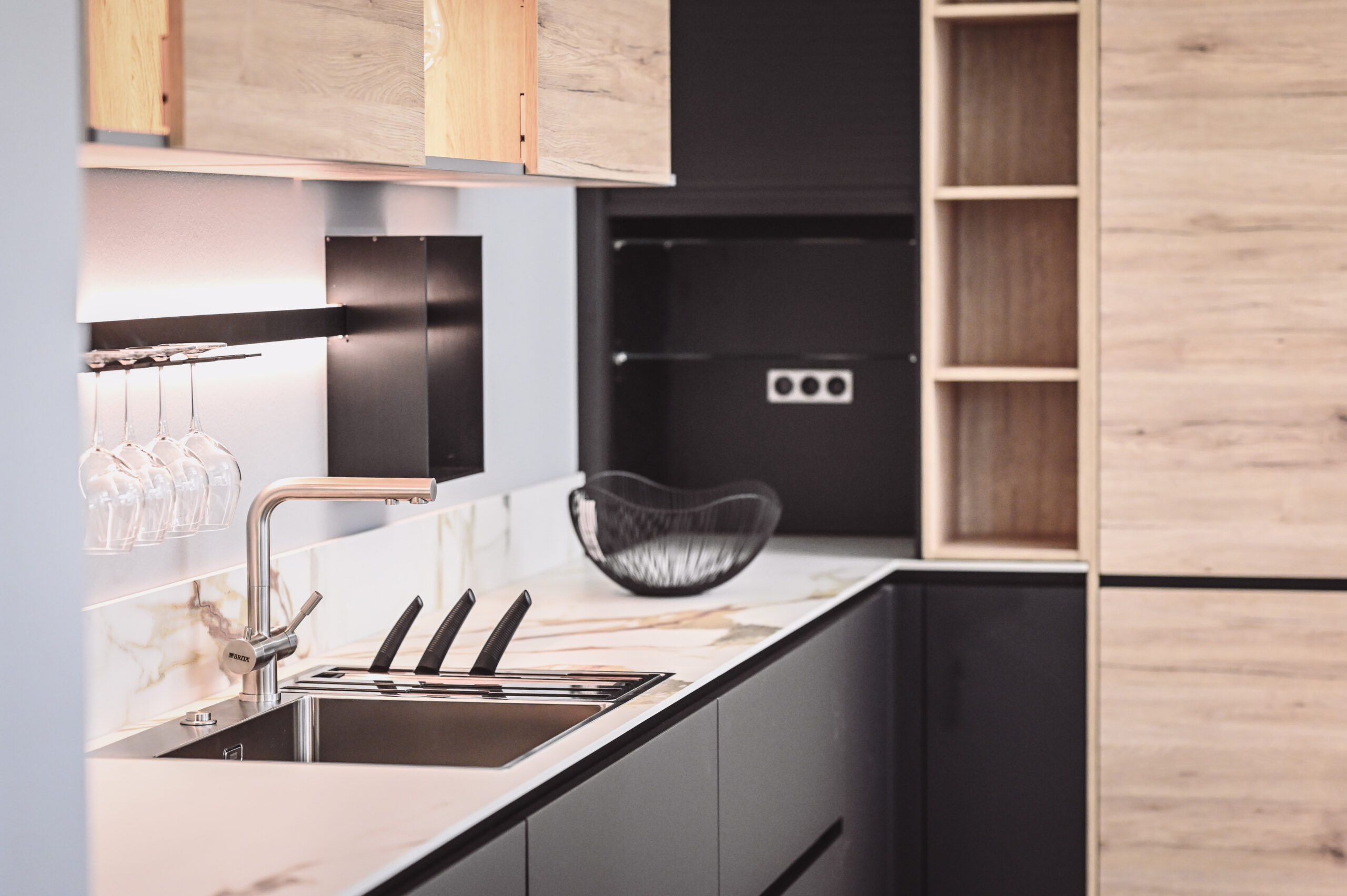 Cuisine sur-mesure en angle optimisant une petite surface, réalisée par Kichen Heem